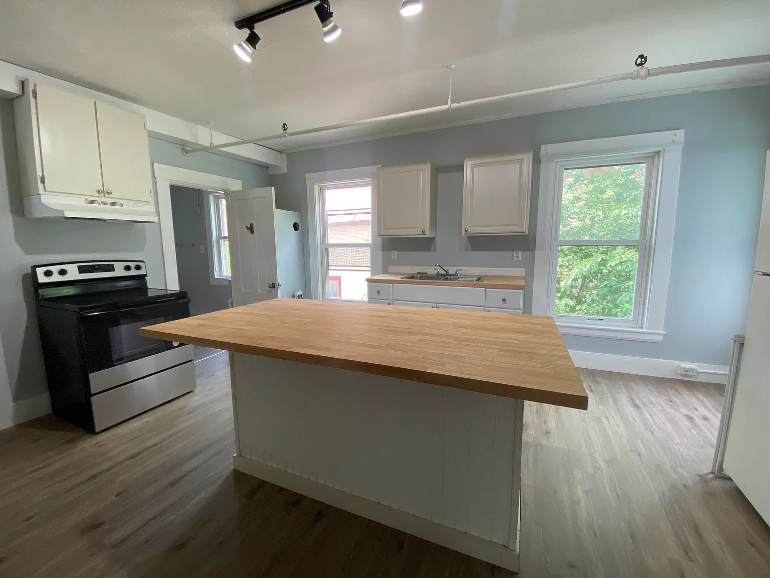 3 bed, 1200 sqft, $1,600 — Photo 1