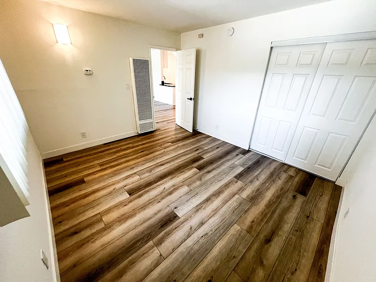 11018 Moorpark Apartments — Photo 34