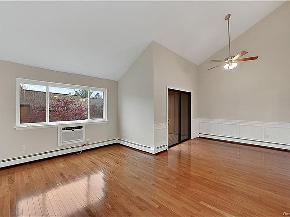 5th image of 15 Lark Ln