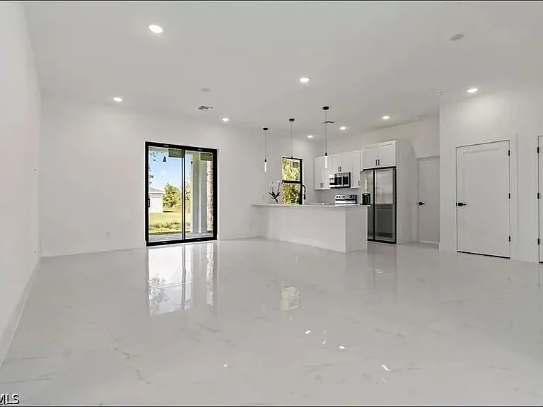 467 Paddock St — Photo 5