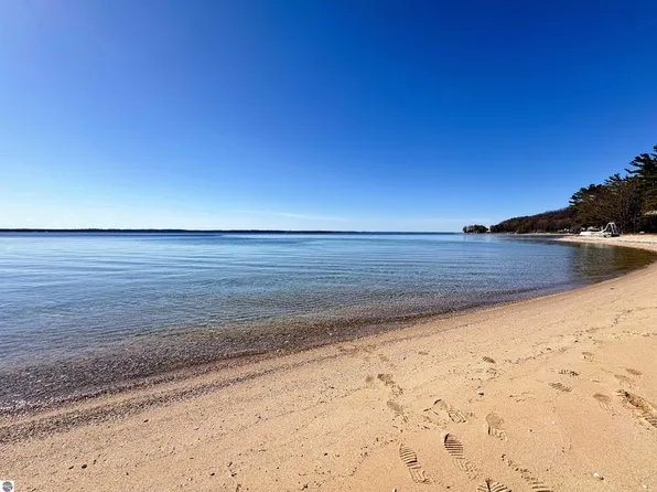 11648 Willow Point Dr, Traverse City, MI 49686