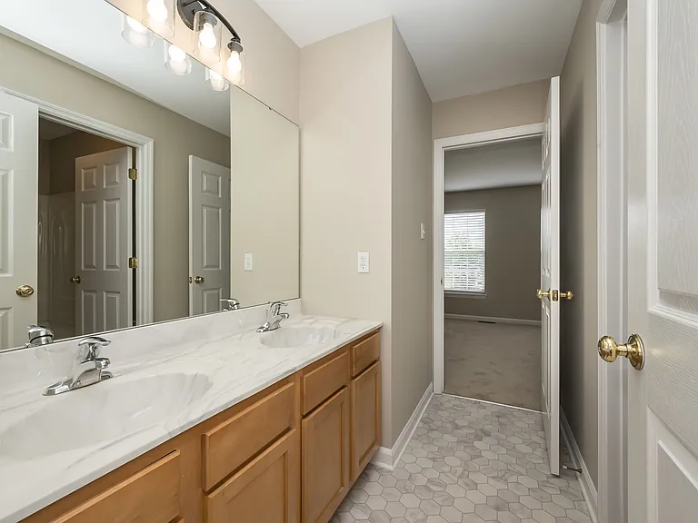 Jack N Jilll full bathroom