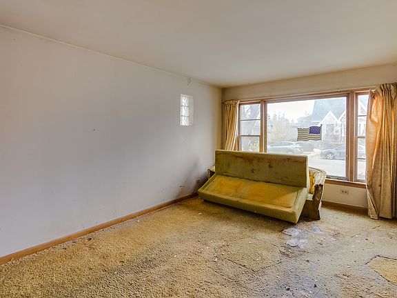 3rd image of 3900 N Newland Ave