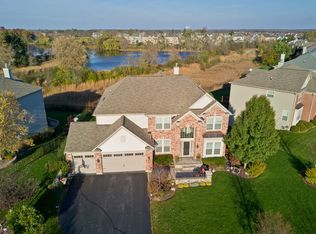 1460 McClellan Dr, Lindenhurst, IL 60046