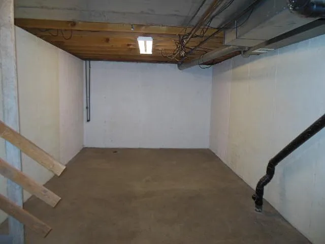 718 SE London Way — Photo 16