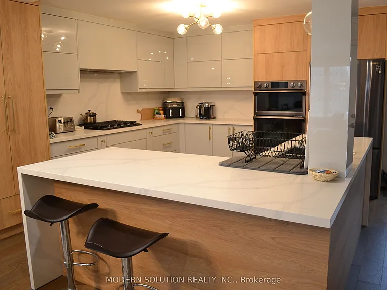 65 Manning Cres — Photo 6