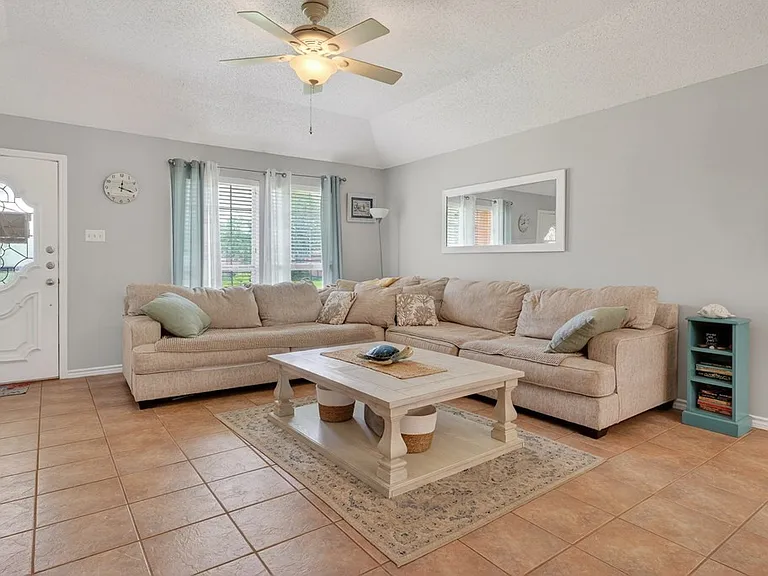 2300 Naples Dr — Photo 4