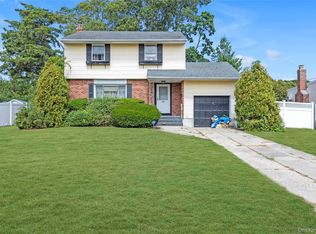 165 Country Village Ln, East Islip, NY 11730