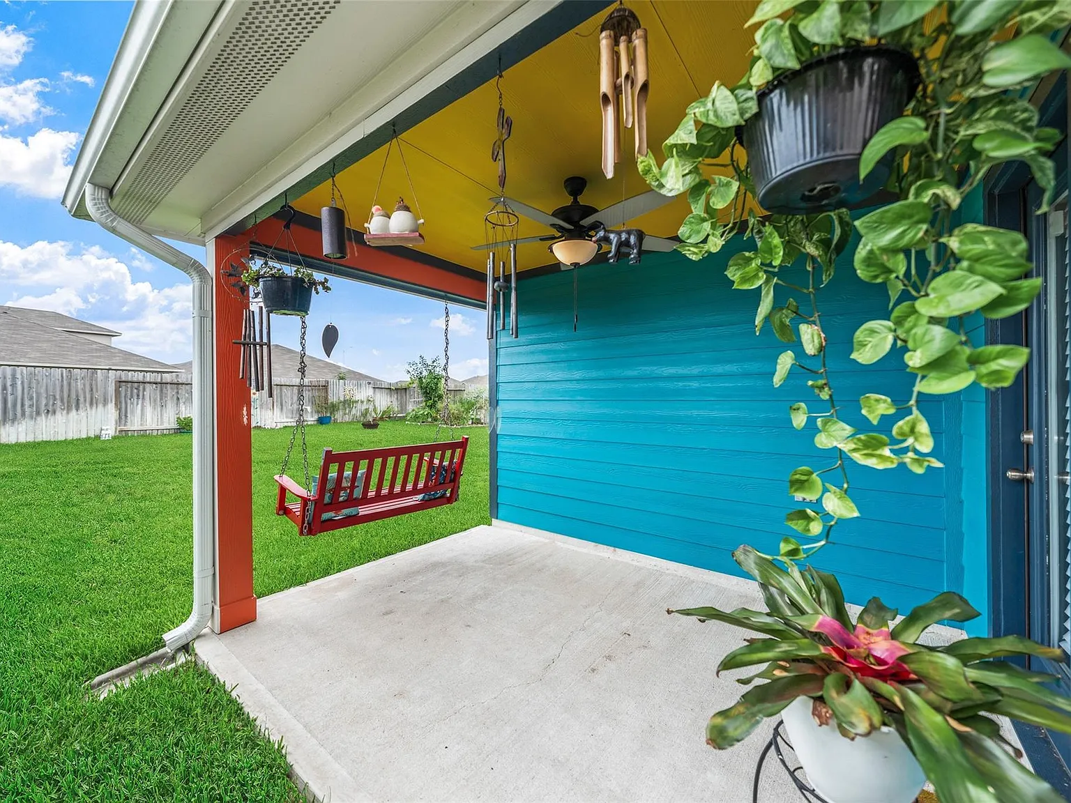 4 bed, 2.0 bath, 1960 sqft, $2,200 — Photo 2