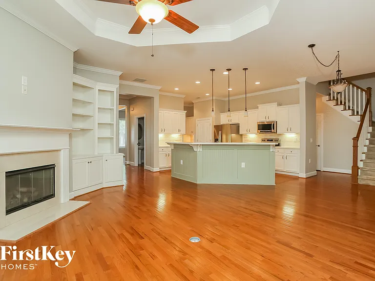207 Hickory Nut Ln — Photo 2