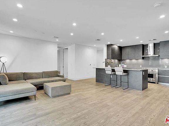 5th image of 728 N Sweetzer Ave #210