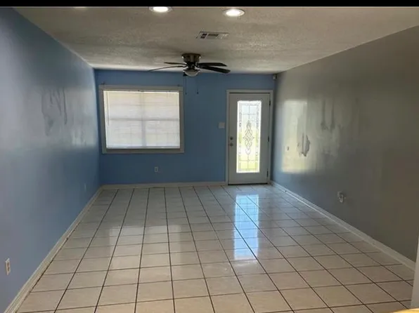 725 Oakwood Dr, Gretna, LA 70056