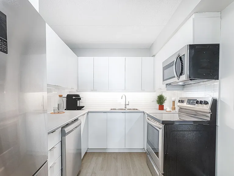450 Victoria Ave — Photo 1