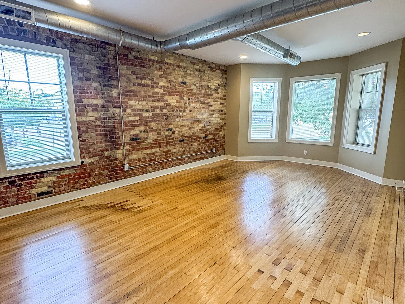 Downtown 1 Bed / 1 Bath with Central Air and Heat — Photo 2