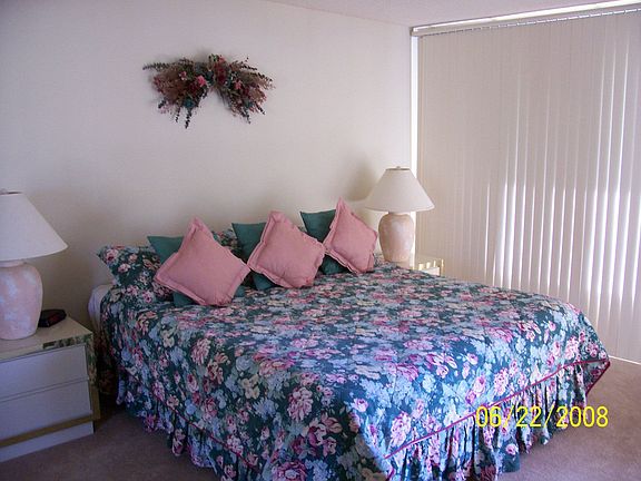 Master Bedroom w/King size bed