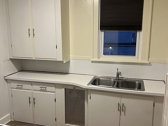 5th image of 1061 Berg St