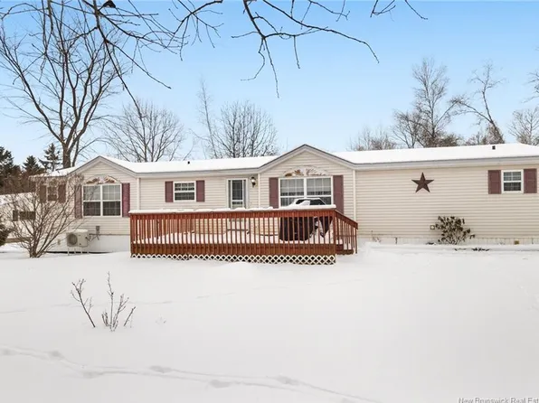 60 Memorial Dr, Minto, NB E4B 3L3