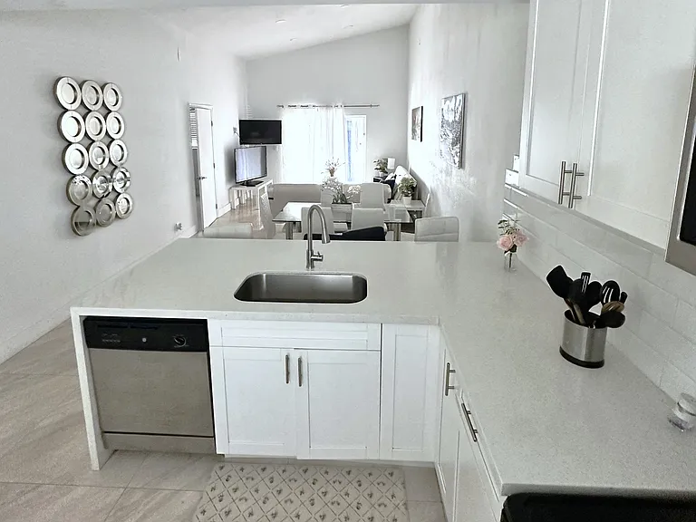 5733 SW 24th Ave — Photo 8