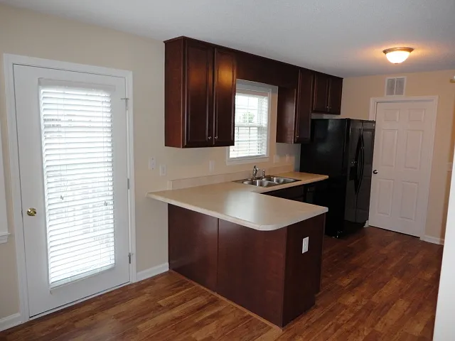 96 Imperial Dr — Photo 3