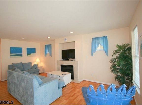 3rd image of 804 Plymouth Pl #A