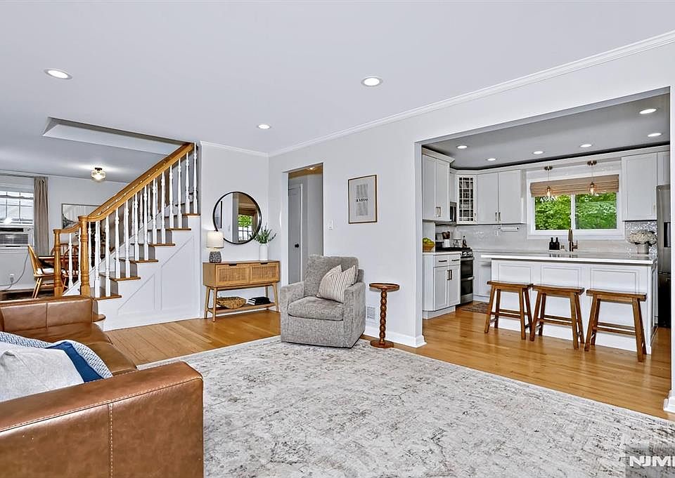 1st image of 264 Lincoln Blvd