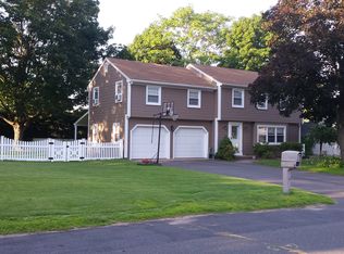 16 Edgewater Rd, Agawam, MA 01001