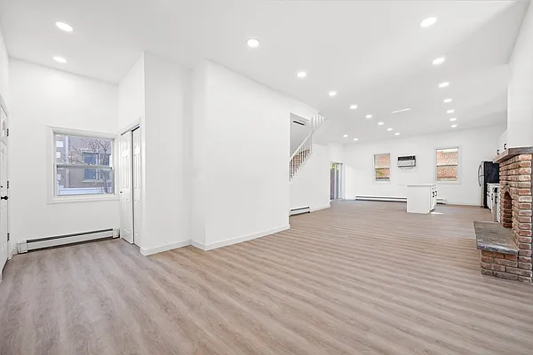 Sold by RE MAX Team | media 5