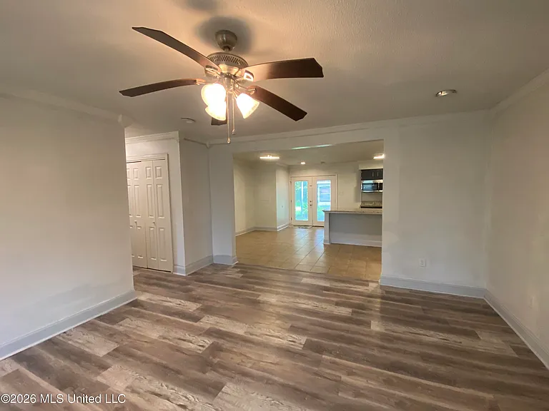 218 Alverado Dr — Photo 2