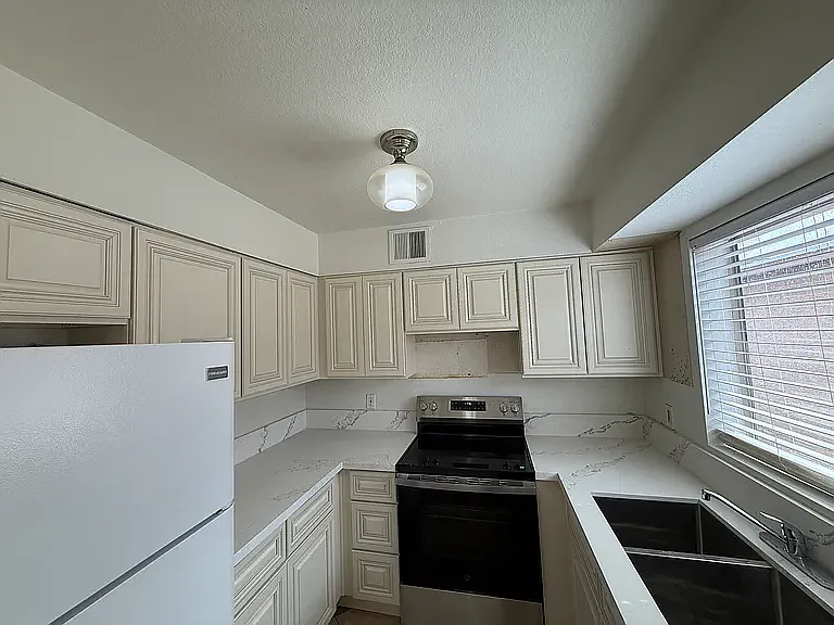 735 N Arrowhead Dr #3 — Photo 6