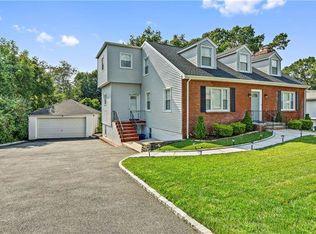 4 Woodlands Ave N, White Plains, NY 10607