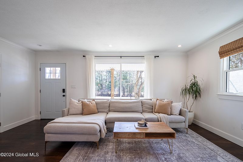 3rd image of 1555 Crescent Road