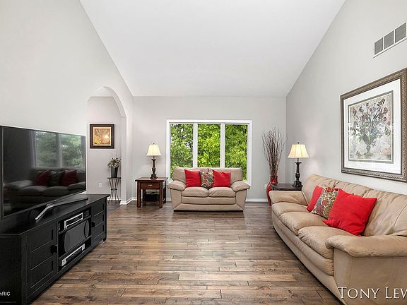4th image of 380 Glenwoods Ct NE