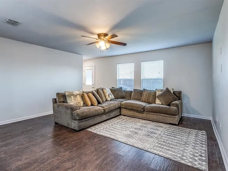 1217 Caroline Dr — Photo 11