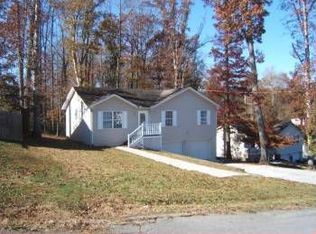 135 Chase Ln, Jacksboro, TN 37757