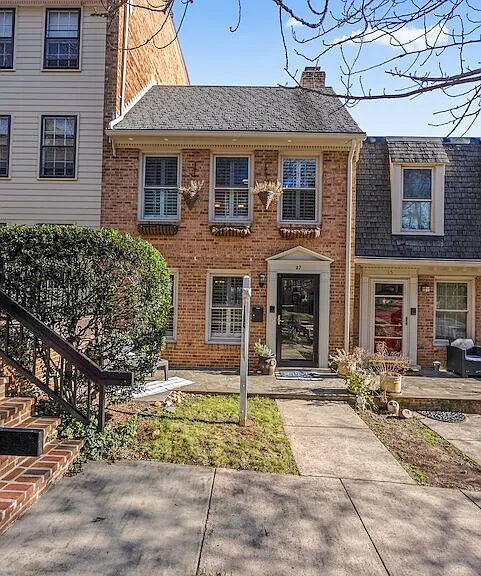 2302 Sanford St — Photo 2