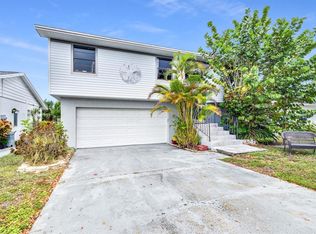 138 Wall St, Redington Shores, FL 33708