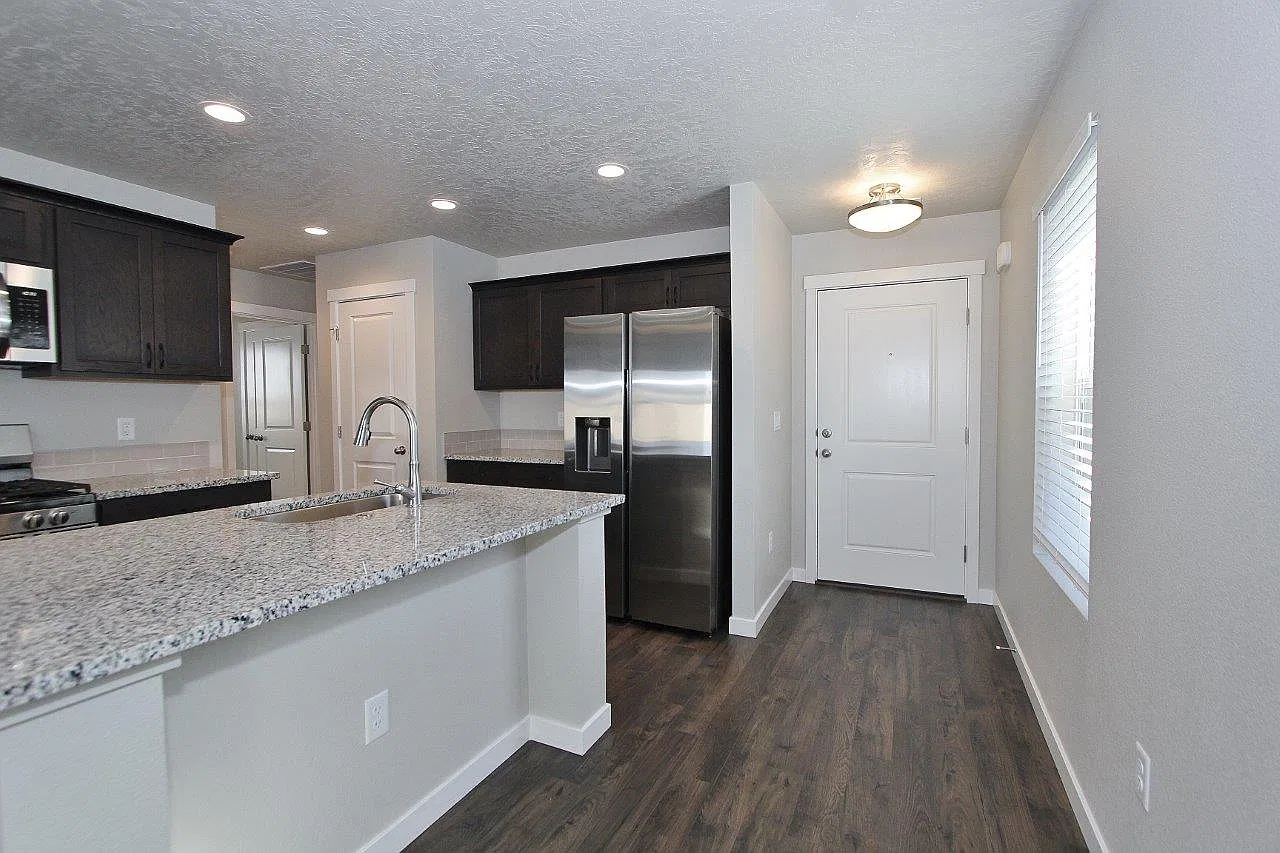 3 bed, 1230 sqft, $2,400 — Photo 2