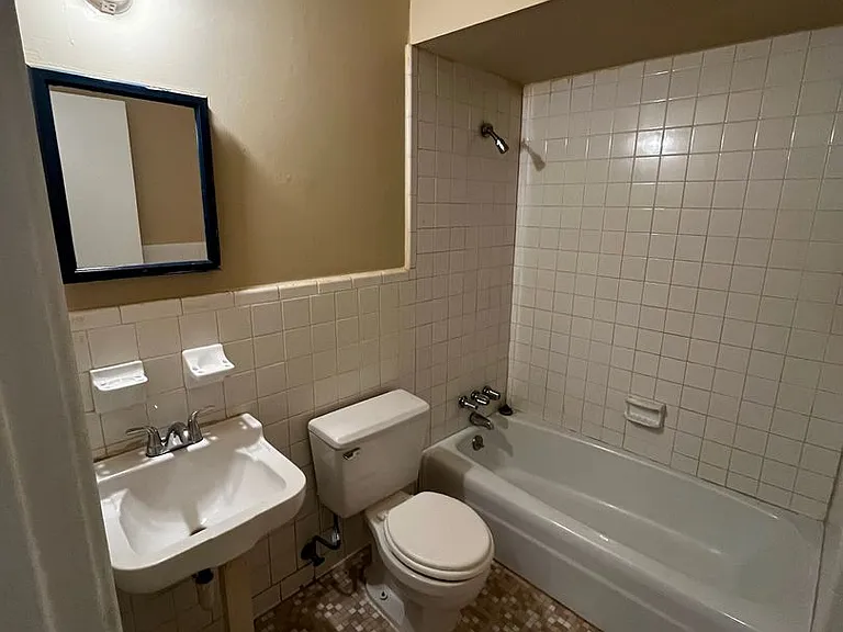 621 Hughes St — Photo 7