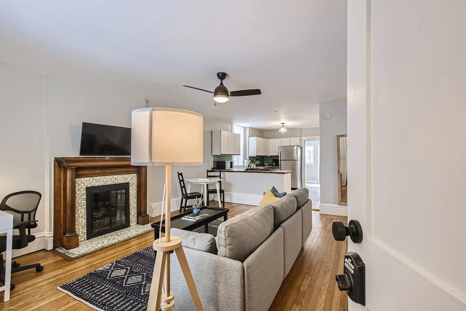 2 bed, 1.0 bath, 914 sqft, $3,493 — Photo 4