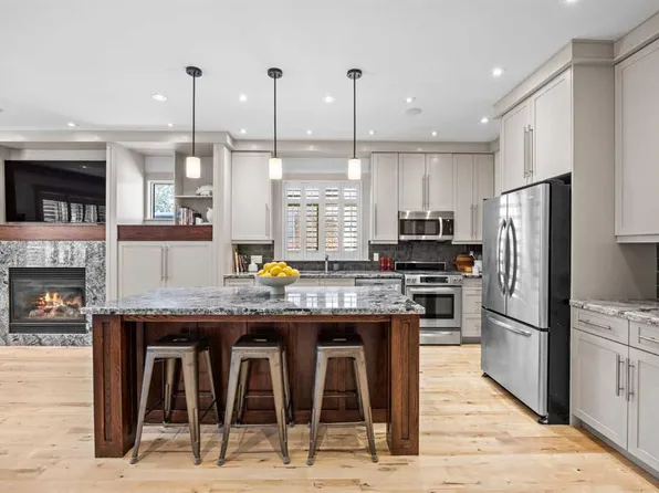 211 N 32nd Ave NW, Calgary, AB T2M 2P8
