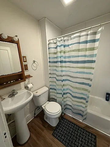 1006 Walnut St — Photo 2