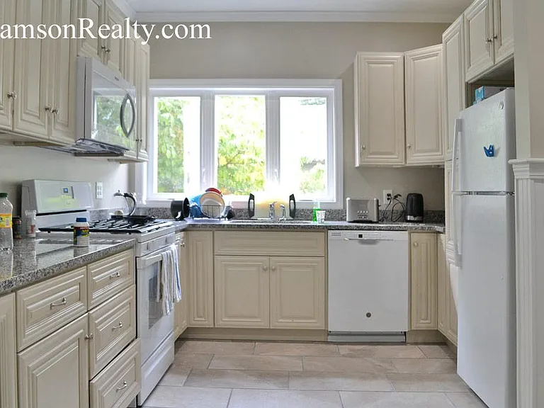 129 Benevolent St — Photo 5