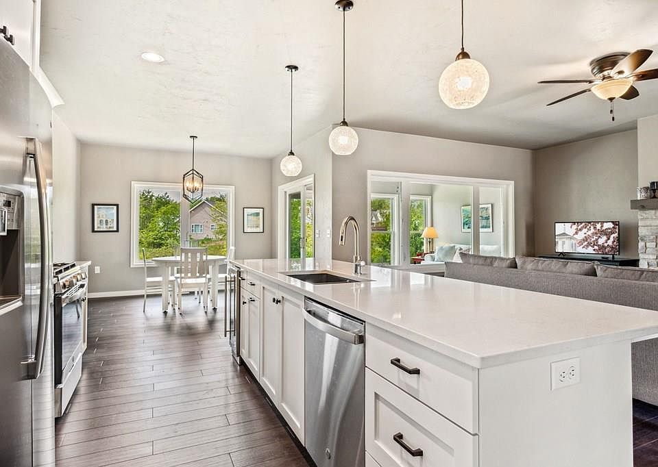 1st image of 7989 Oakmont Way