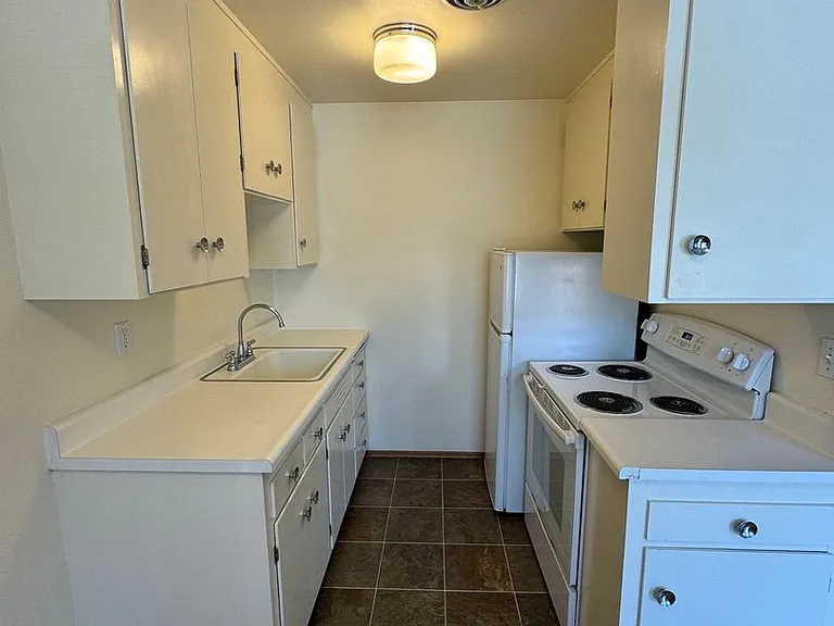 Dolores Manor Apartments — Photo 52