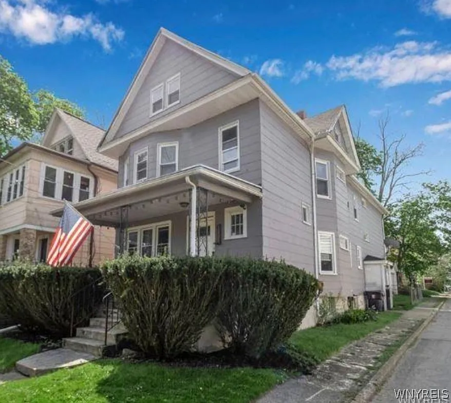 3 bed, 1.0 bath, 2352 sqft, $1,600 — Photo 2