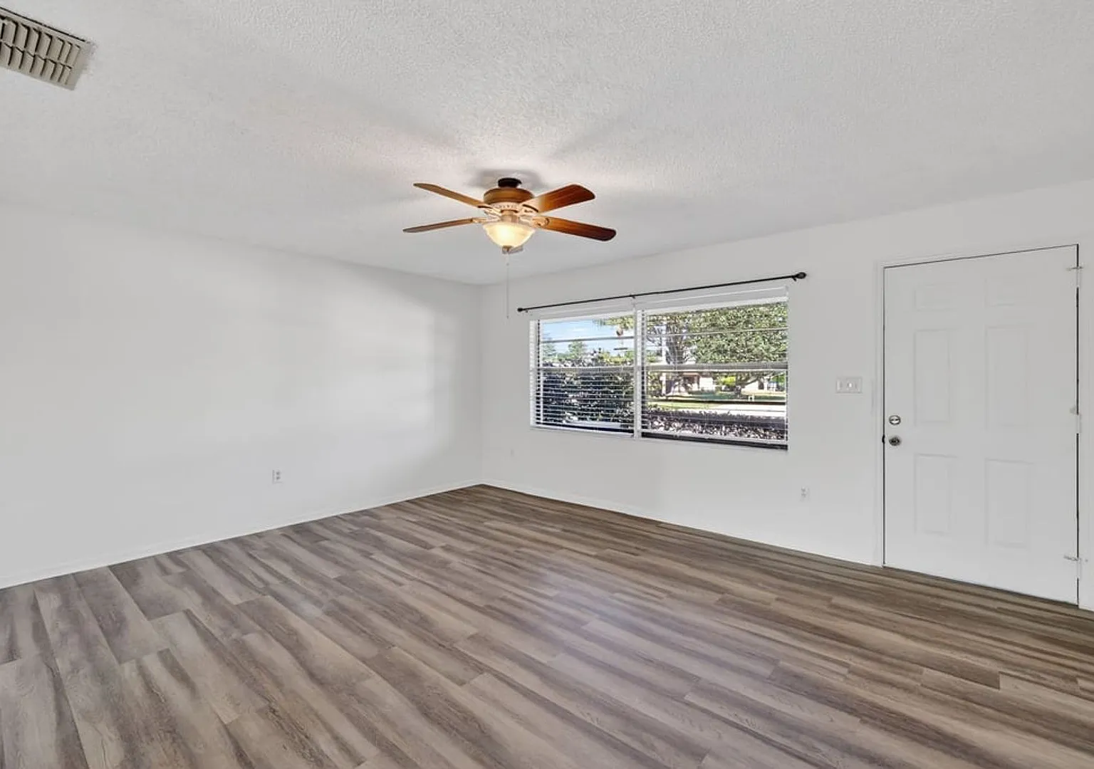 Charming 55+ 2-Bedroom Condo with Community Pool in Tavares — Photo 3