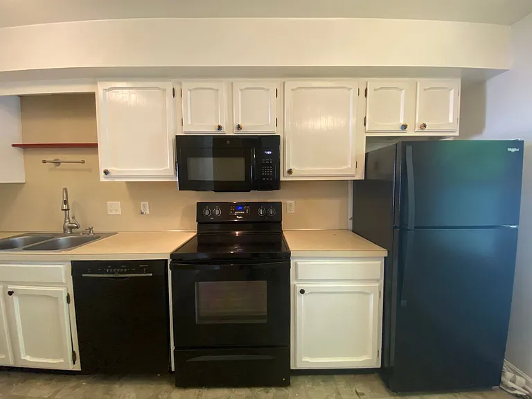 623 E Walnut St — Photo 2