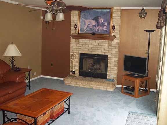 Family room w/ fireplace