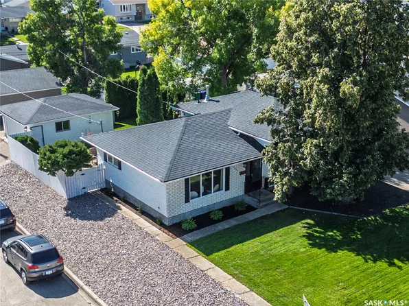 1403 Hochelaga Street W, Moose Jaw, SK S6H 6G6