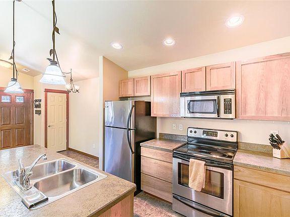4th image of 944 Twin Lakes Ave